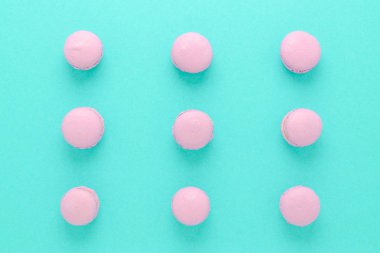 pembe macaroons turkuaz arka plan üzerinde ev yapımı görünümü top