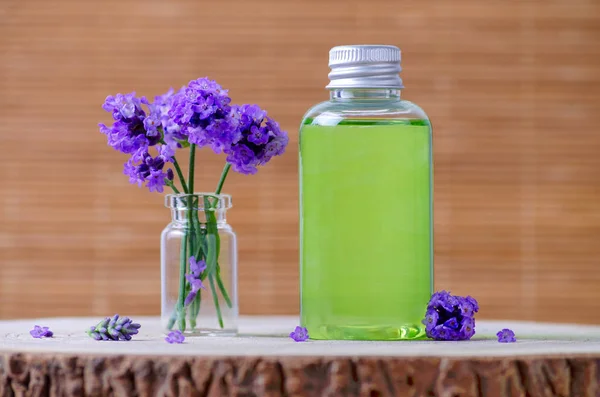 Натуральна косметична пляшка зі свіжими квітами лаванди — стокове фото