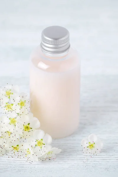 Přírodní kondicionér na vlasy nebo šampon nebo tělo krém s čerstvými květinami — Stock fotografie