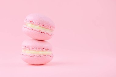 iki pembe macaroons pembe, seçici odak ev yapımı