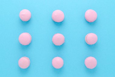 pembe macaroons mavi zemin üzerine ev yapımı