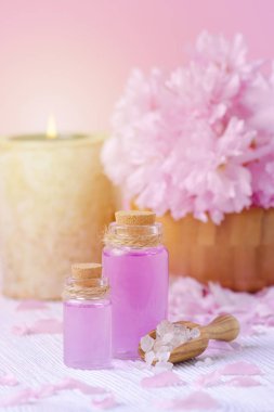 aroma yağ, mum, tuz ve taze pembe çiçekler ile güzel spa kompozisyon