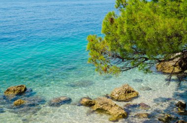 Yaz aylarında Brela, Hırvatistan. Makarska Riviera, Dalmaçya ve kristal berraklığında Adriyatik Denizi