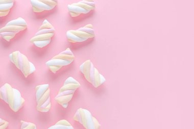 pastel renk hatmi kopya alanı ile pembe arka plan üzerinde