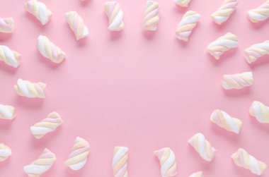 pastel renk hatmi kopya alanı ile pembe arka plan üzerinde bir çerçeve