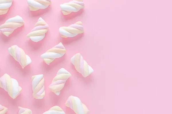 Pastelové barvy marshmallow na růžové pozadí s kopií prostor — Stock fotografie
