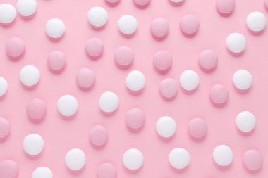 pembe ve beyaz şeker veya pastel renk arka plan haplarla soyut desen