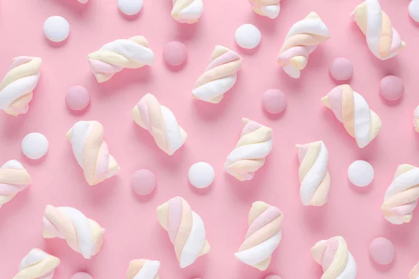 Marshmallow e doces, padrão abstrato em fundo rosa pastel — Fotografia de Stock
