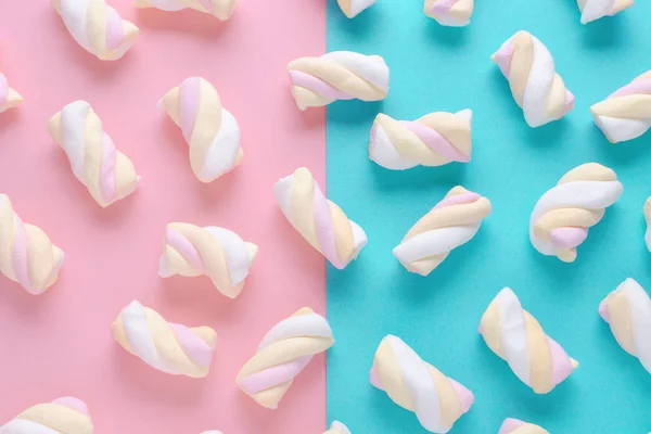 Abstracte patroon met marshmallow op roze en blauwe achtergrond — Stockfoto