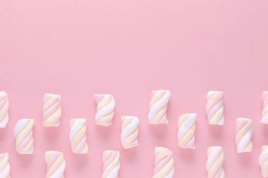 pastel renk hatmi kopya alanı ile pembe arka plan üzerinde