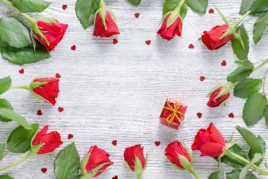 kırmızı gül ile çerçeve, ahşap vintage bir hediye ve kopya alanı