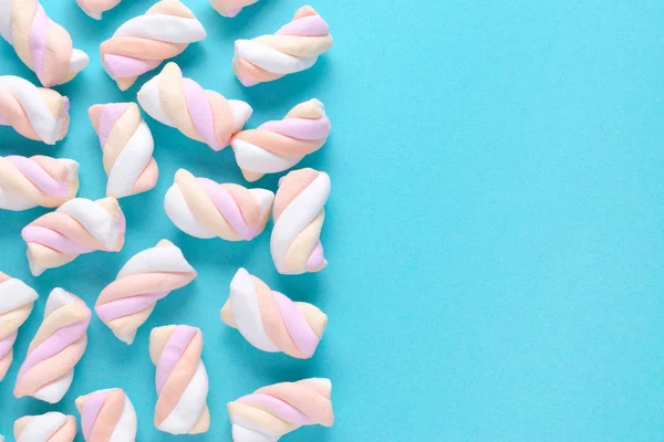 Pastelové barvy marshmallow na modrém podkladu s kopií prostor — Stock fotografie