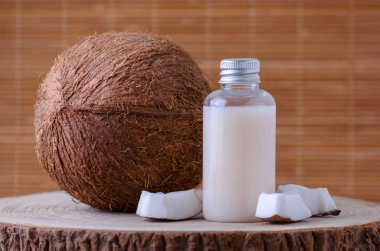 DIY Kozmetik şişe ve taze organik Hindistan cevizi, doğal arka plan