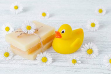 papatya çiçeği ve bir ördek oyuncak ile el yapımı doğal sabun