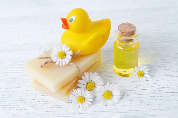 Bebek bakım ürünleri, sabun bar, Masaj yağı ve taze papatya çiçeği
