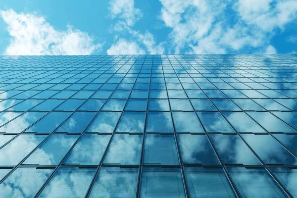 Moderno negocio edificio de vidrio de gran altura y cielo azul con nubes — Foto de Stock