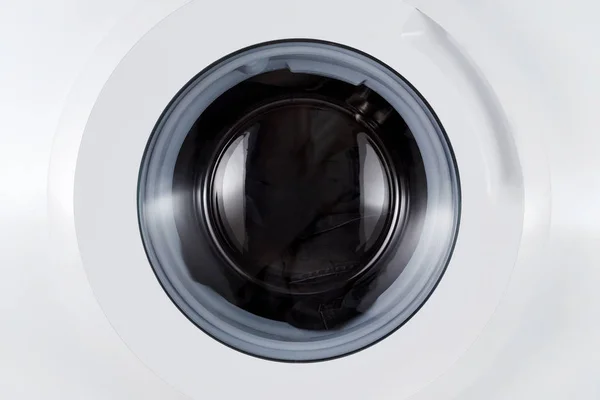 Стирка черной одежды, закрытая стиральная машина крупным планом — стоковое фото