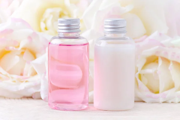 Натуральні косметичні пляшки зі свіжими квітами троянд, органічне лікування краси — стокове фото