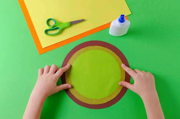 Παιδί κόλλες δύο κύκλους με χρώμα χαρτί, κόλλα και ψαλίδια — Φωτογραφία Αρχείου