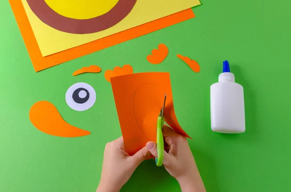 Το παιδί κόβει χαρτί φιγούρα, προβολή, κόλλα και ψαλίδια για πράσινο — Φωτογραφία Αρχείου
