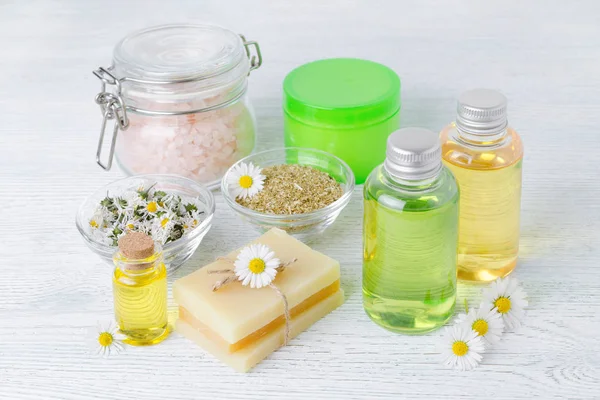 Přírodní kosmetické výrobky s čerstvého a sušeného heřmánku, mýdlo, sůl a olej — Stock fotografie