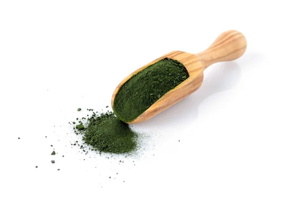 Chlorella und Spirulinapulver in einem Holzlöffel isoliert auf weiß — Stockfoto