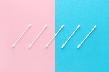 pembe ve mavi arka planda beyaz pamuk bezlerden