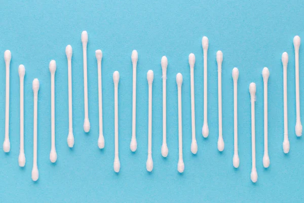 Cotton sticks texture on blue background, top view — Stock Photo, Image