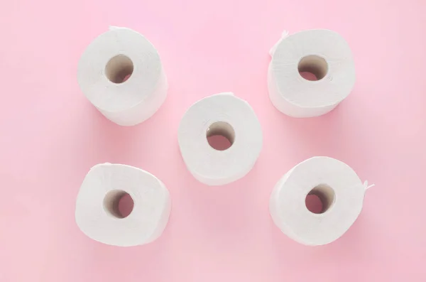Rollos de papel higiénico blanco sobre fondo rosa —  Fotos de Stock