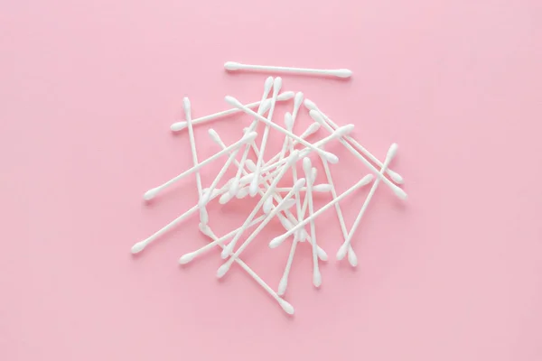 Pile of white cotton sticks, swabs on pink background — Stock Photo, Image