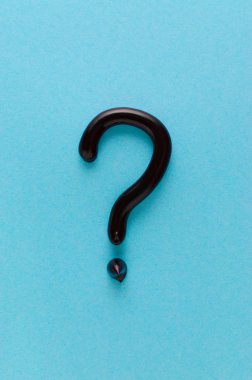mavi arka plan üzerinde siyah diş macunu soru işareti