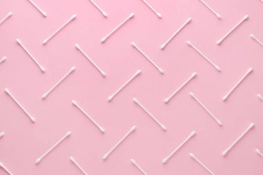 Pembe arka planda beyaz pamuklu çubuklar, soyut desen
