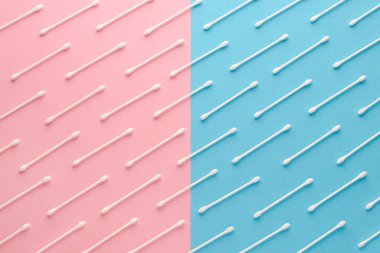 pembe ve mavi arka planda beyaz pamuk bezlerden