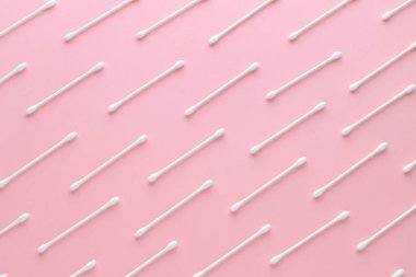 Pembe arka planda beyaz pamuklu kağıt yapışır, soyut desen