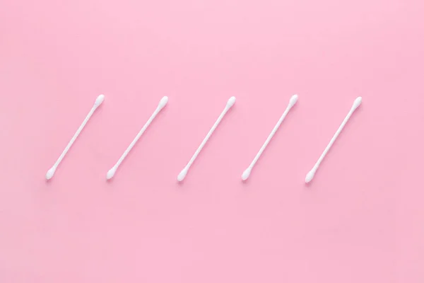 White cotton swabs on pink background, flatlay — Stock Photo, Image