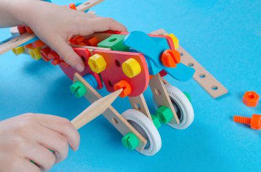 yapıcı ile oynayan çocuk ve düz, closeup yapmak