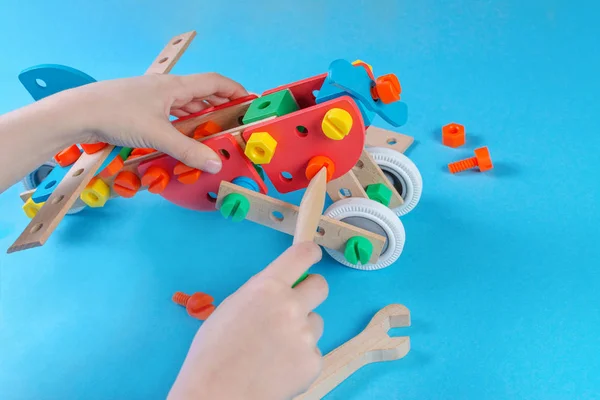 Copil joc cu constructor și de a face o simplă — Fotografie, imagine de stoc