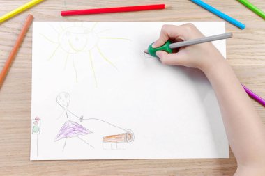 kalem yanlış tutarak yardım için yazma aracı ile çocuğun elini