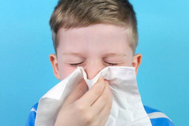 mendil, mavi arka plan ile çocuk portresi