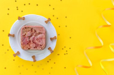 ıslak gıda köpek için mutlu yıllar pastası ve kopya alanı ile sarı davranır