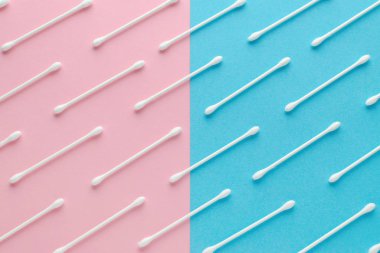 pembe ve mavi arka planda beyaz pamuk bezlerden