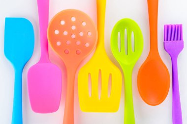 beyaz arka plan üzerinde parlak çok renkli mutfak gereçleri