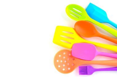 kopyalama alanı ile beyaz arka plan üzerinde parlak çok renkli mutfak gereçleri