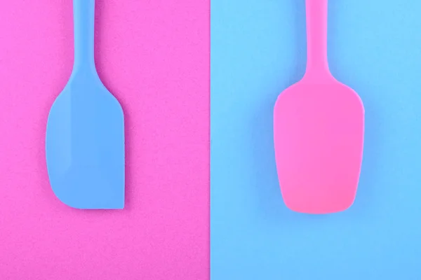 Яскраве кухонне начиння на рожево-блакитному фоні, креативна ідея — стокове фото
