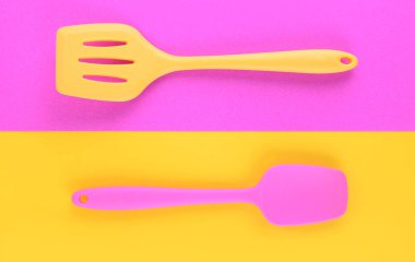 sarı ve mor arka plan, yaratıcı fikir parlak mutfak gereçleri