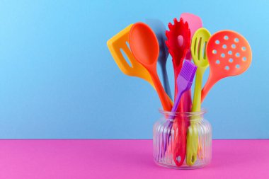 parlak çok renkli mutfak gereçleri mavi ve mor arkaplanda kopyalama alanı ile