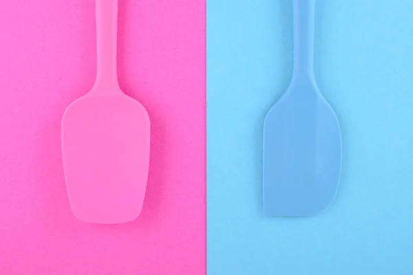 Φωτεινά σκεύη κουζίνας σε ροζ και μπλε φόντο, Flat Lay — Φωτογραφία Αρχείου