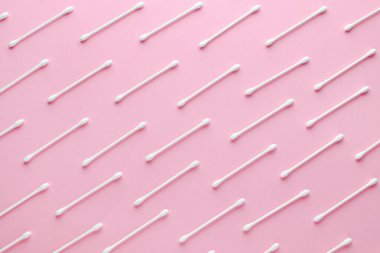 Pembe arka planda beyaz pamuklu kağıt yapışıyor.