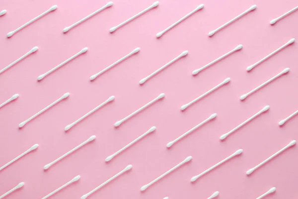 Bílé bavlněné papírové tyčinky na růžovém pozadí, ploché ležel — Stock fotografie