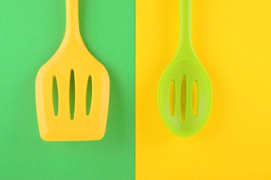 sarı ve yeşil arka plan, yaratıcı fikir parlak mutfak gereçleri